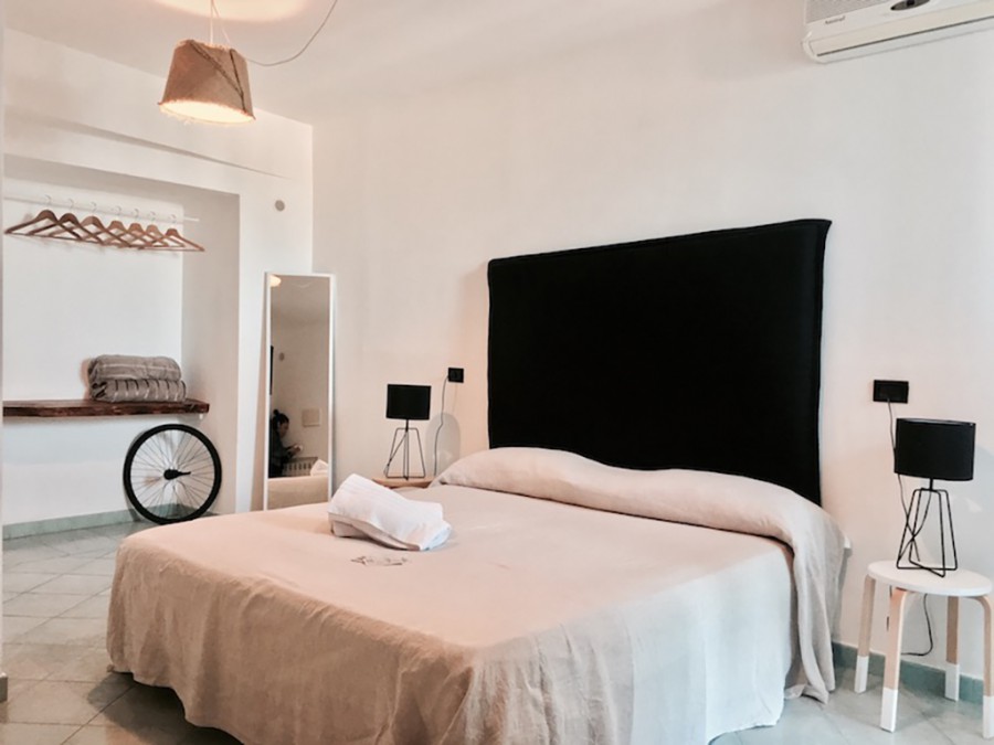 Black Market Hotel – room