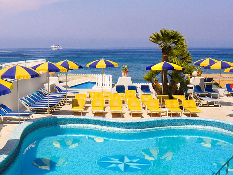 Hotel Ambasciatori – piscina scoperta sul mare