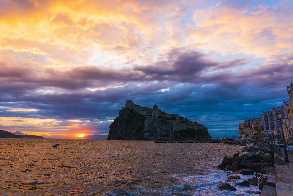 Castello Aragonese all'alba