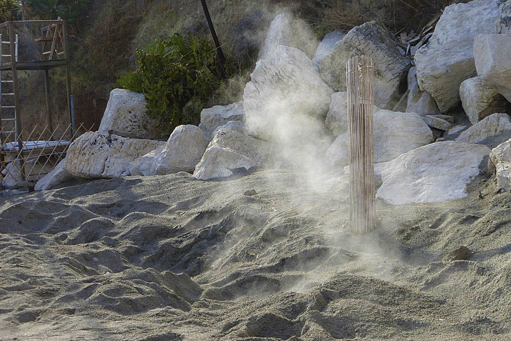 La spiaggia delle Fumarole vicino a Sant'Angelo