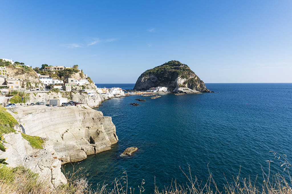 Il borgo di Sant'Angelo a Ischia con la sua lingua di sabbia