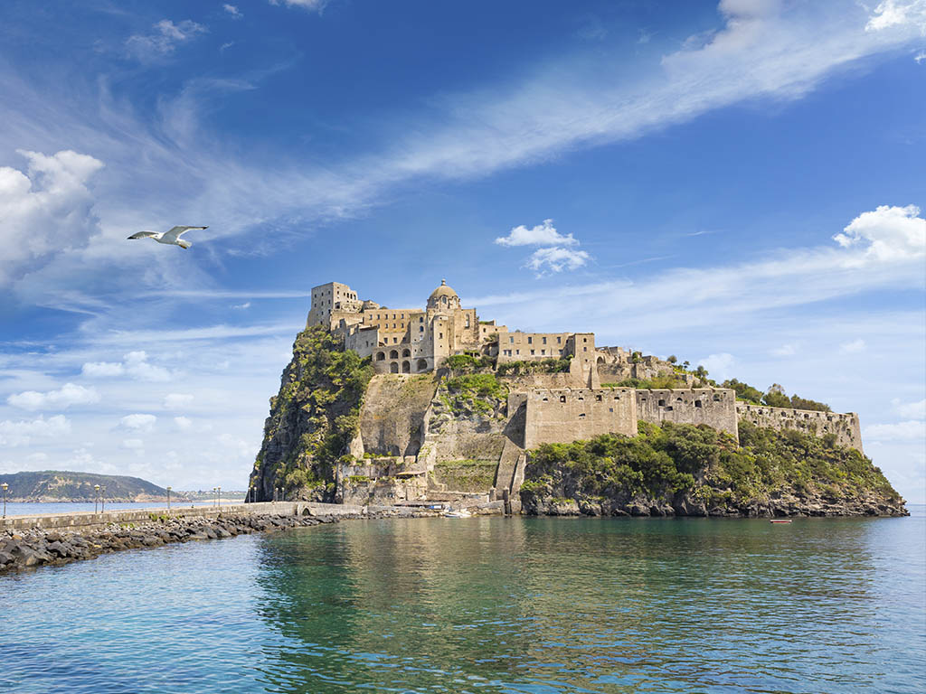 Il Castello Aragonese visto dal borgo di Ischia Ponte