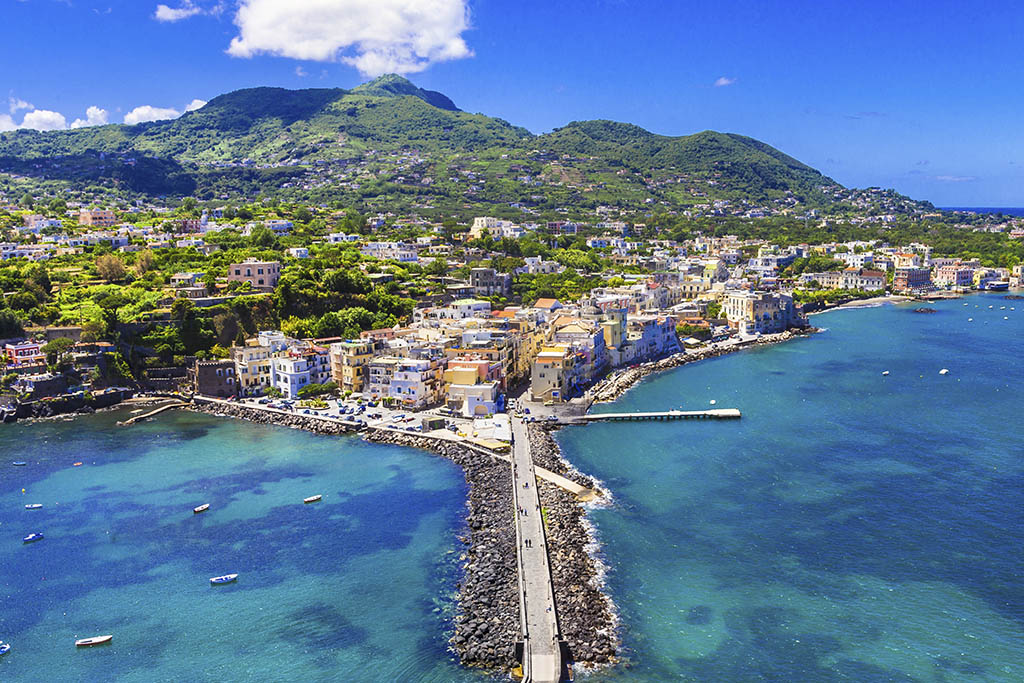 Il borgo di Ischia Ponte con il Castello Aragonese sullo sfondo