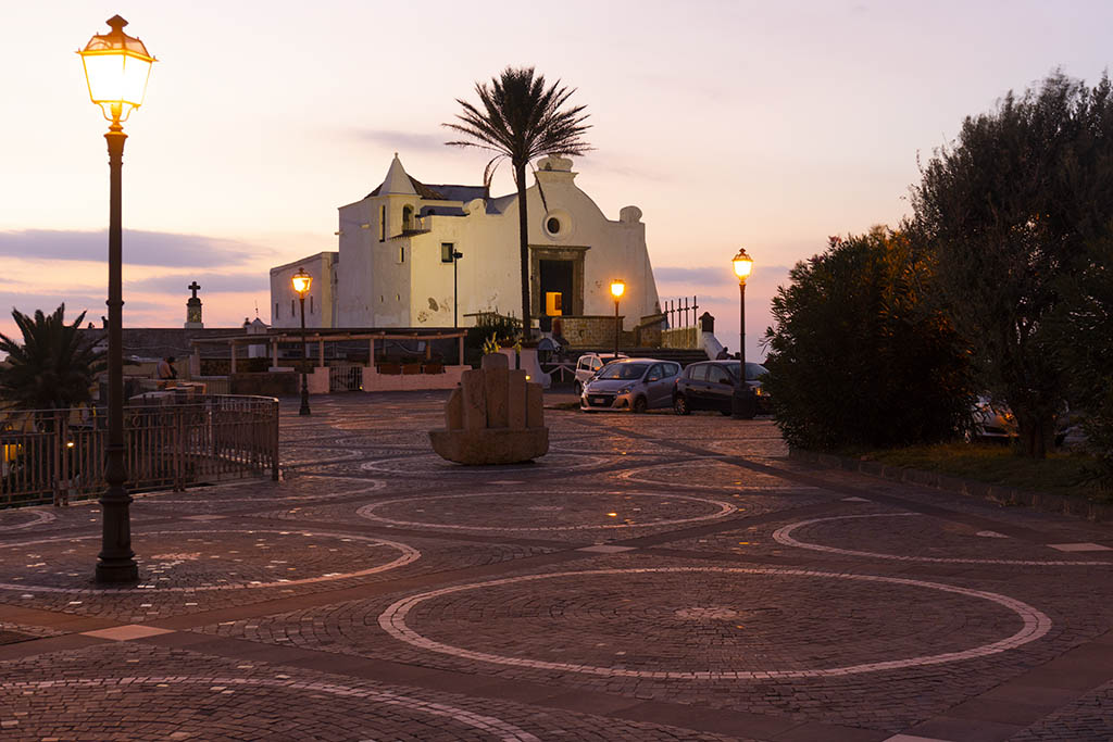 La Chiesa del Soccorso sul promontorio di Forio