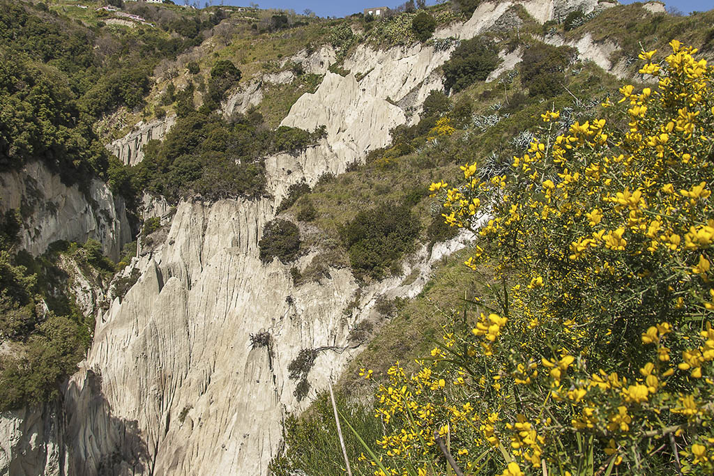 Le guglie di tufo bianco dei Pizzi Bianchi a Ischia