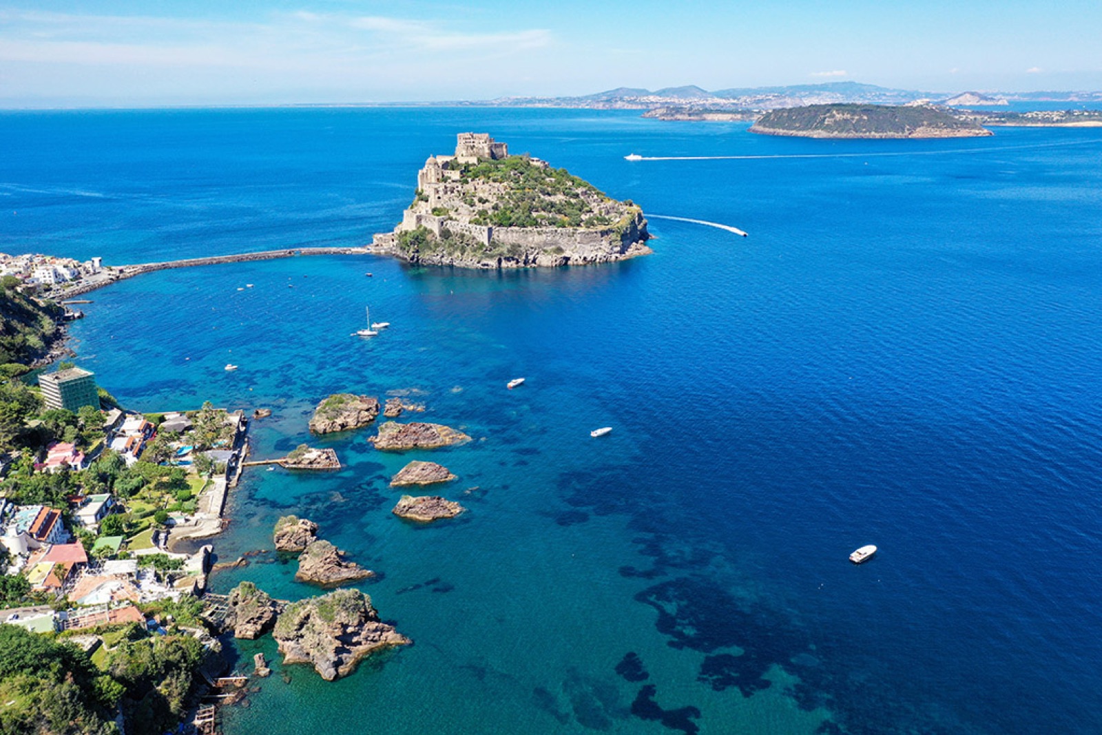 Baia di Cartaromana con gli Scogli di Sant’Anna e il Castello Aragonese