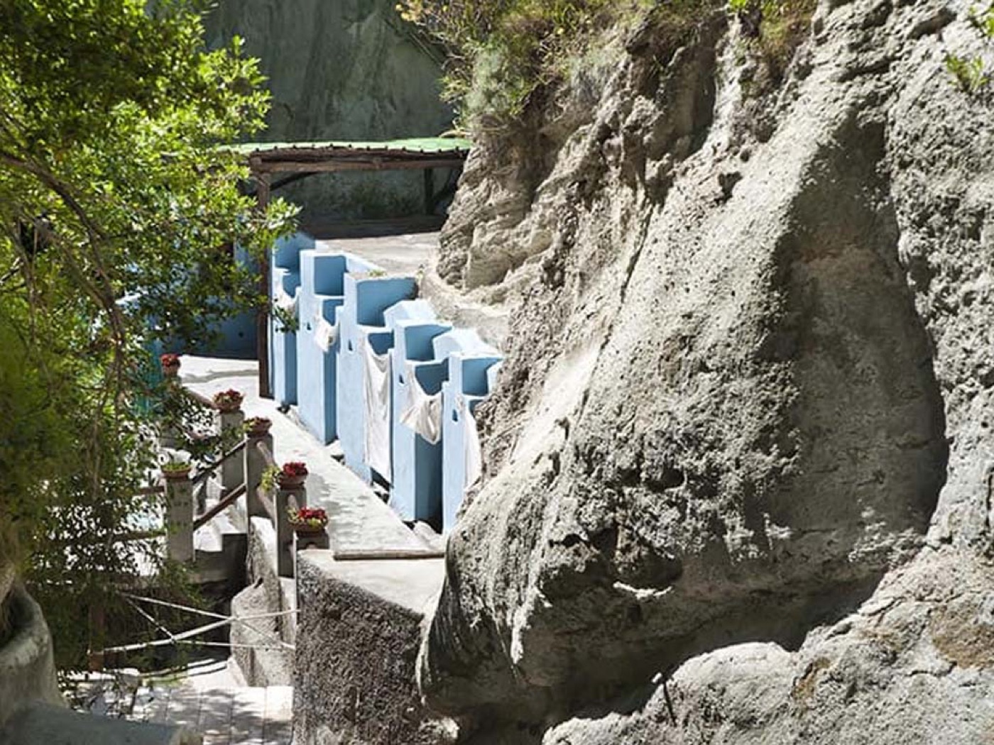 Le antiche terme di Cava Scura scavate nel tufo, ai Maronti