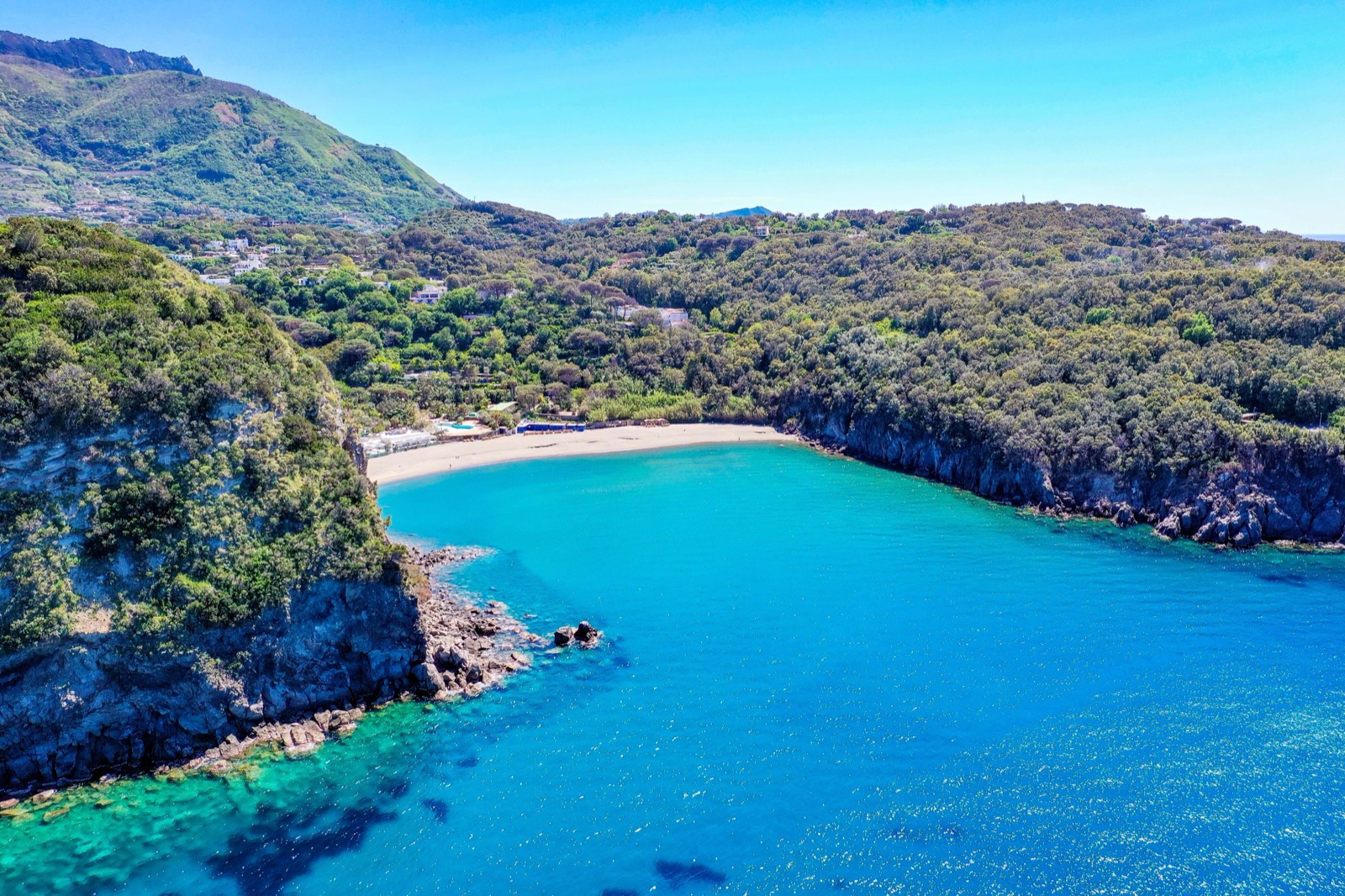 Baia di San Montano, l’acqua turchese di Lacco Ameno